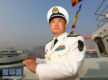 张峥，1986年考入上海交通大学自动控制系，1990年毕业。2012年9月任我国第一艘航母“辽宁号”舰长。
