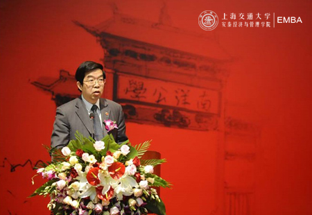上海交通大学副校长黄震在致辞中勉励同学们要勤学善思
