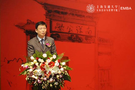 上海交通大学研究生院常务副院长杜朝辉主持开学典礼