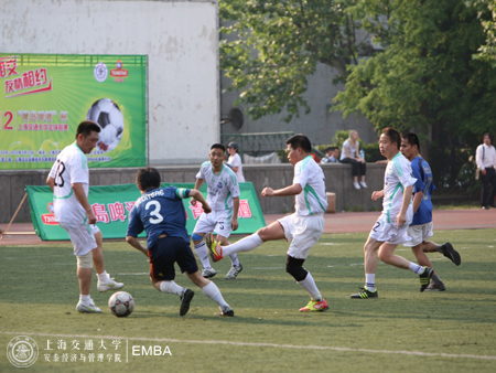 上海交大安泰EMBA足球队正在球场上奋力拼抢