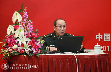金一南将军为校友们分析在当前安全形势下的中国发展机遇期