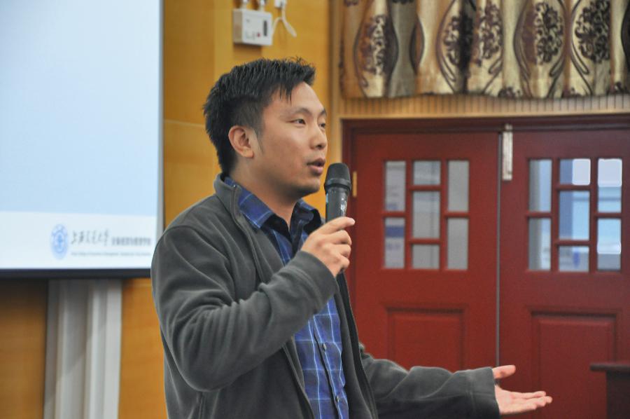 小组代表上台分享观点