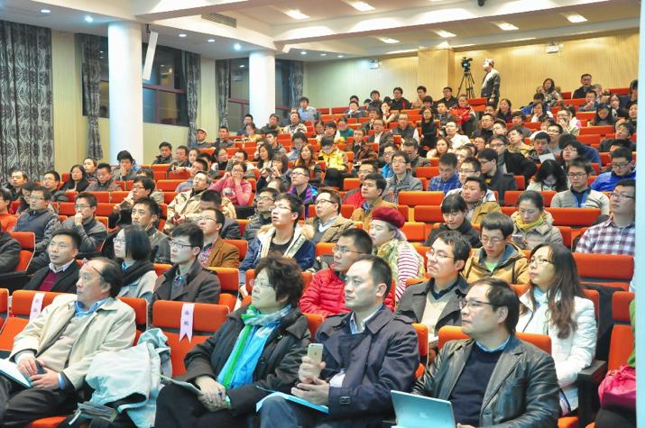 新上院演讲厅济济一堂