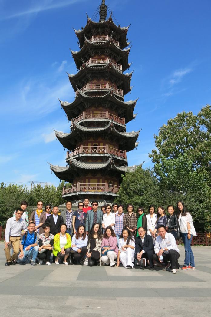 EMBA校友们在龙华塔前合影