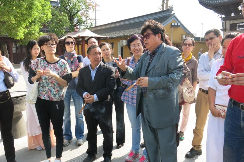 张毅伟师兄带领大家“走读”龙华寺