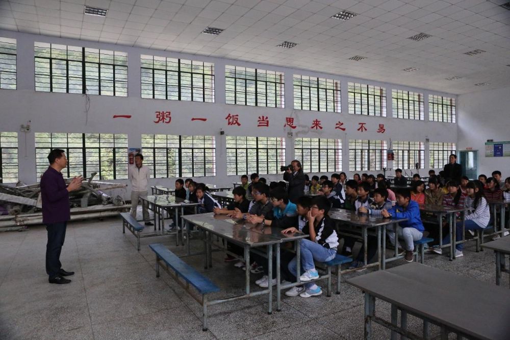 联盟代表造访中心学校