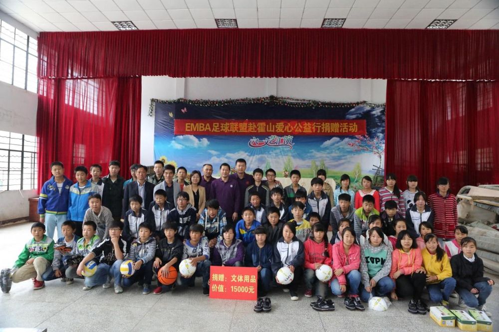 联盟代表与学生们合影