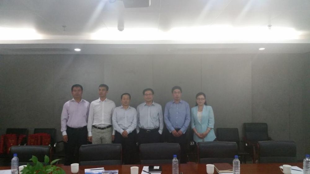 宁志刚校友为与会教授、专家们详细介绍了荣程集团在互联网金融领域的发展