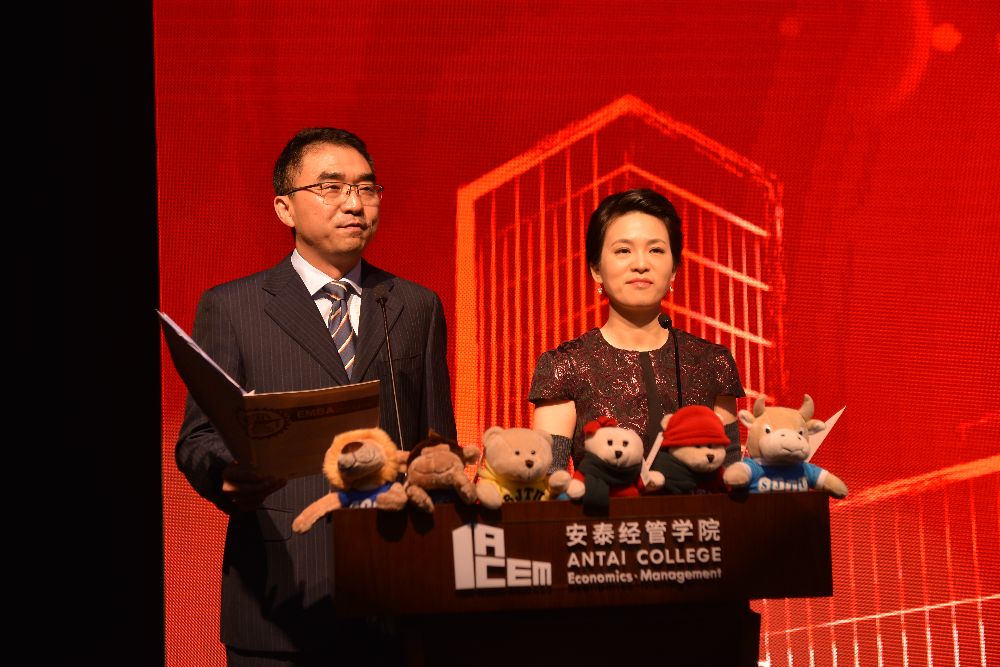 资深媒体人刘江贤和张越担任主持人