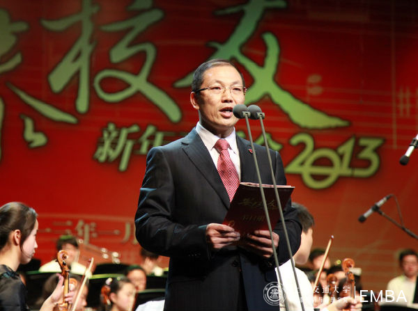 我院党委副书记田新民博士宣读获奖名单