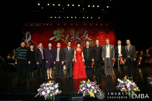 与会领导与艺术家合影