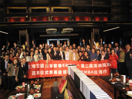 两岸师生欢聚清朝乾隆皇帝的书房 “三希堂”