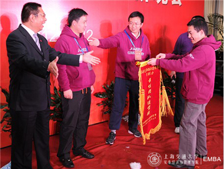 上海交大安泰经管学院党委副书记、纪委书记朱启贵教授为获奖团队代表颁奖