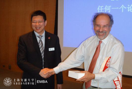 费一文博士与Barry J. Nalebuff教授课后交换礼物