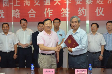 在与会嘉宾的见证下，牛总和周院长签署战略合作协议