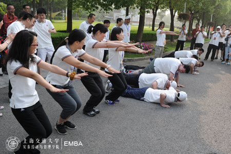 迟到了，男同学俯卧撑，女同学蹲马步