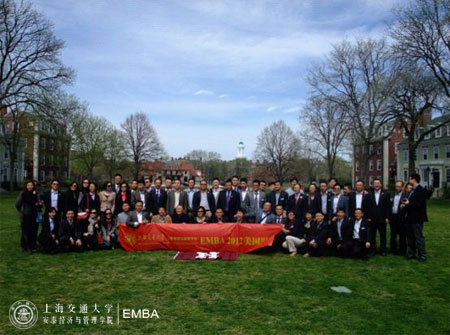游学团全体师生在哈佛大学校园合影