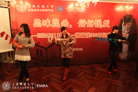 女生学习打马鞭