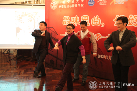 男生学习走台步