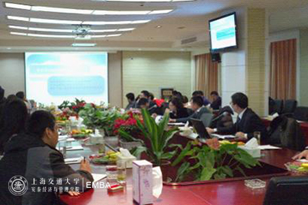 同学们在中储粮镇江基地行政楼会议厅展开交流