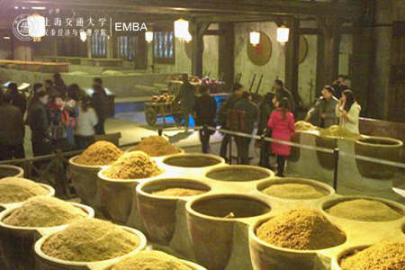 参观中国镇江醋文化博物馆展示区