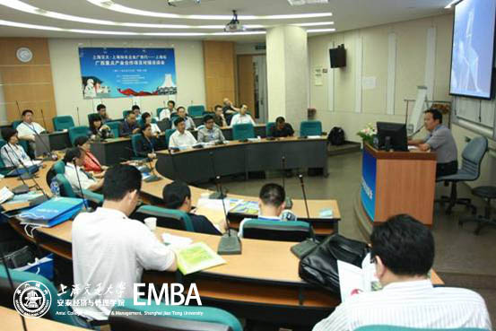 企业家们根据投资意向，分组交流