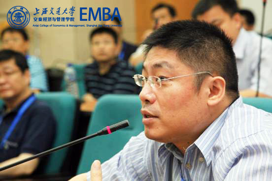 校友们正与杨凤池教授进行交流