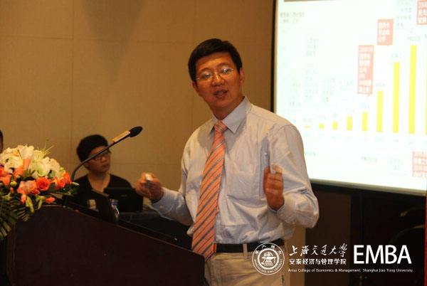 安泰经管学院费一文教授做“家族企业向上市公司的转型”主题演讲