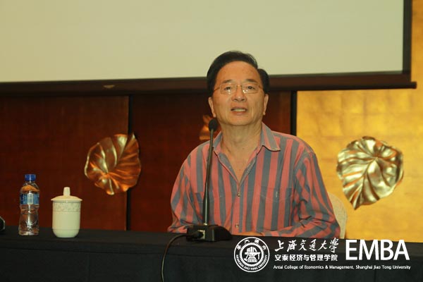 陈钢教授正在讲授“玫瑰与蝴蝶”