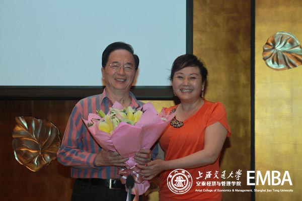 同学为陈钢教授献花