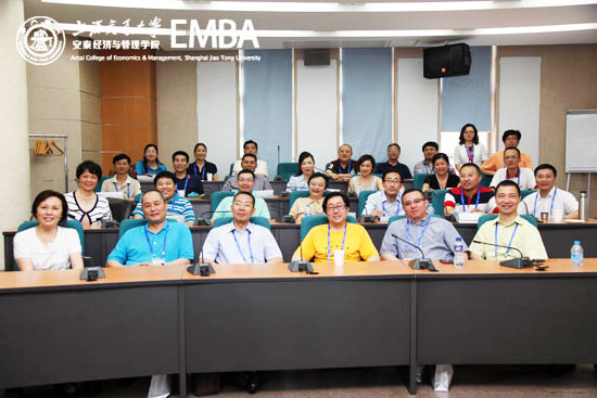 同学们分班级重返课堂