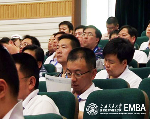 EMBA同学们正在认真听课