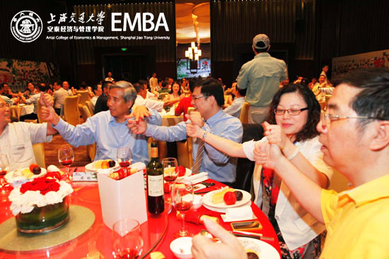 拓展游戏正在进行，气氛异常活跃