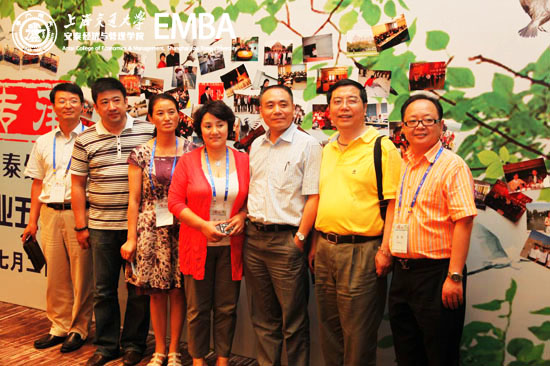 大家在背景墙前合影留念