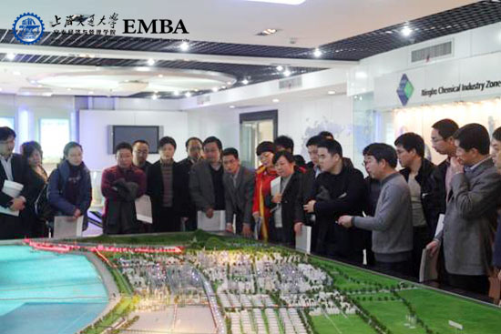 同学们围绕宁波化工区模型听胡祖友同学讲解整体设计与未来规划