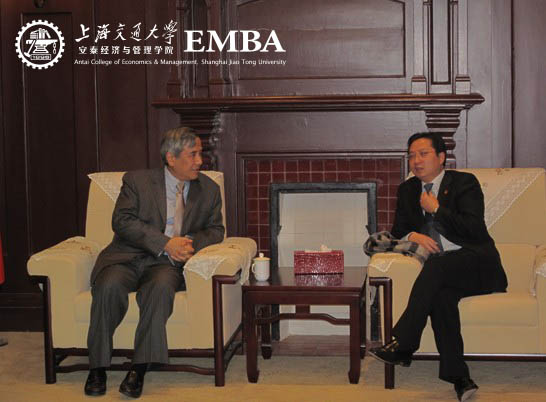 潘敏书记（右）与周林院长在会谈中