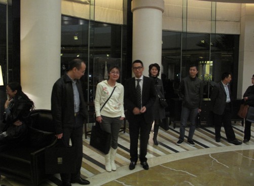 汤臣集团执行董事汤子嘉（中）在大楼前迎候同学们参访