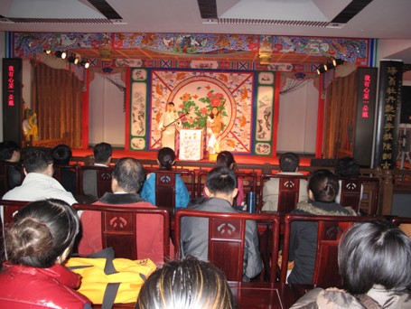 参观中欣赏戏剧表演