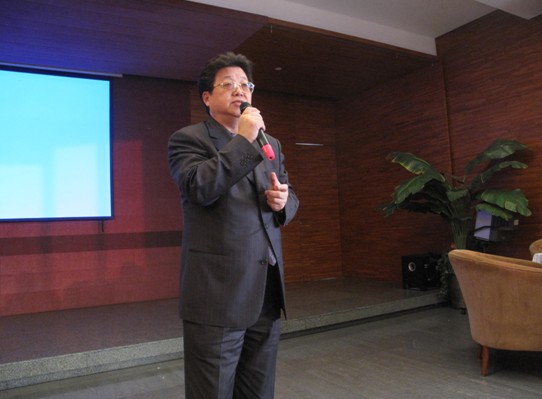 张毅伟学长在做“资源与方法”的演讲