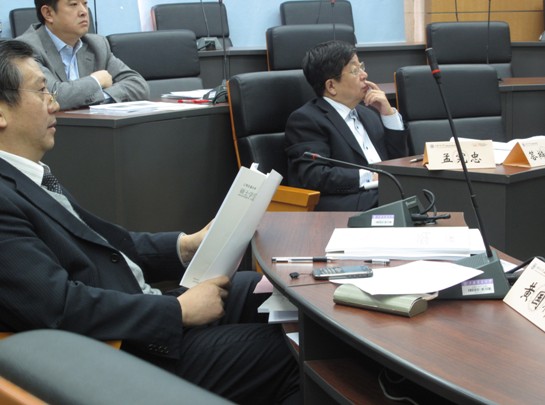 第六组评委主席孟宪忠教授（右一）、黄国祥教授（左一）等在倾听