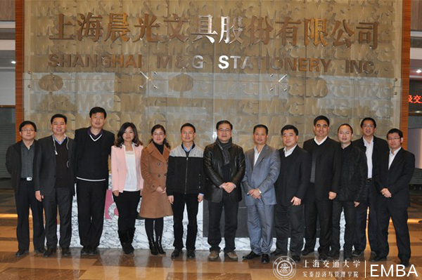 参访师生与晨光董事长陈湖文合影