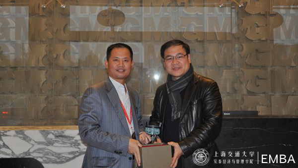EMBA项目主任任建标向晨光董事长陈湖文赠礼