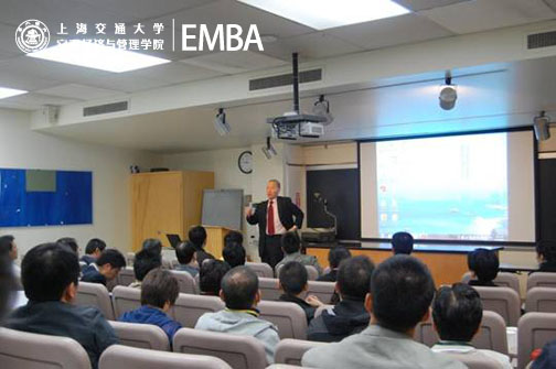 图1：旧金山大学商学院邝教授为EMBA同学讲课