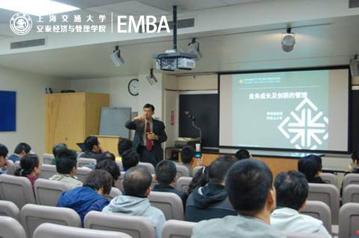 图3：陈荣鑫教授讲课激情飞扬