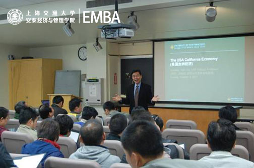 图4：许统伦教授与大家热烈互动中